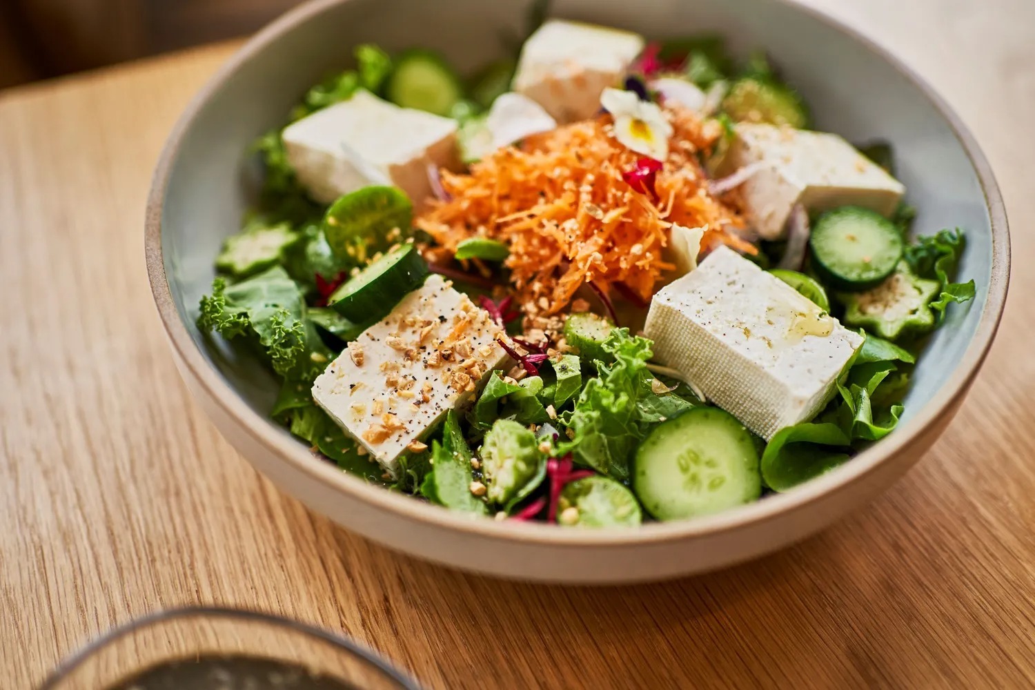 یک کاسه توفو و سبزیجات