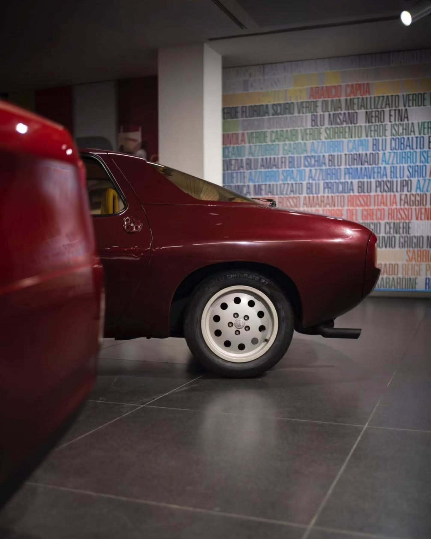 نمای جانبی و طراحی گوه‌ای‌شکل خودروی کلاسیک و مفهومی آلفارومئو Z6 زاگاتو محصول سال ۱۹۸۳ با بدنه دارای لبه‌های تیز.