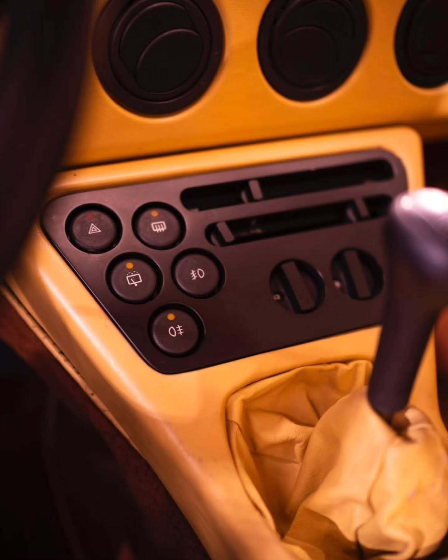 نمای جانبی و طراحی گوه‌ای‌شکل خودروی کلاسیک و مفهومی آلفارومئو Z6 زاگاتو محصول سال ۱۹۸۳ با بدنه دارای لبه‌های تیز.