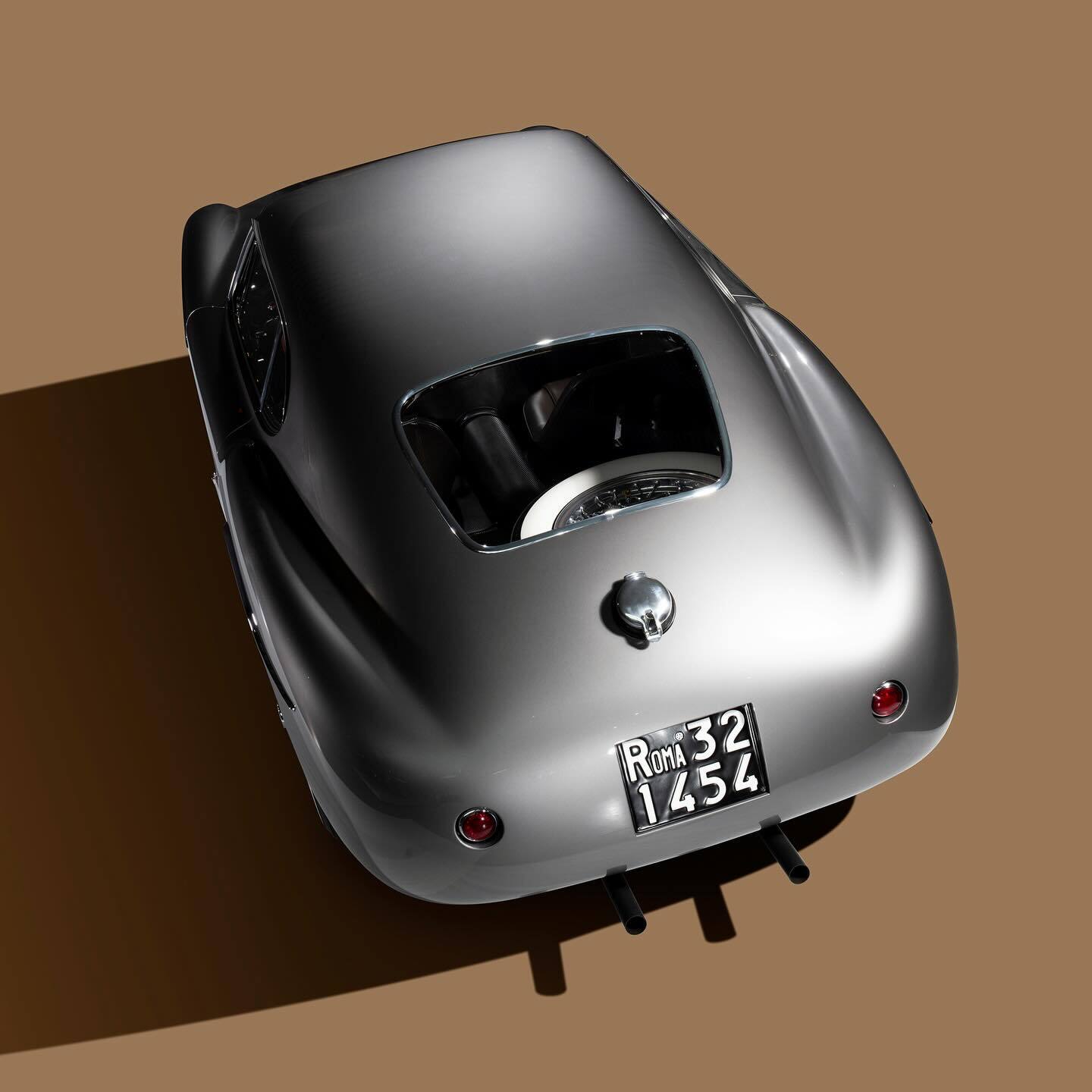 نمای جانبی خودروی کلاسیک سیاتا ۲۰۸ بالبو کوپه مدل ۱۹۵۳ برنده جایزه ظریفترین خودروی ورزشی در پبل بیچ ۲۰۲۵. نمای جانبی خودروی کلاسیک سیاتا ۲۰۸ بالبو کوپه مدل ۱۹۵۳ برنده جایزه ظریفترین خودروی ورزشی در پبل بیچ ۲۰۲۵.