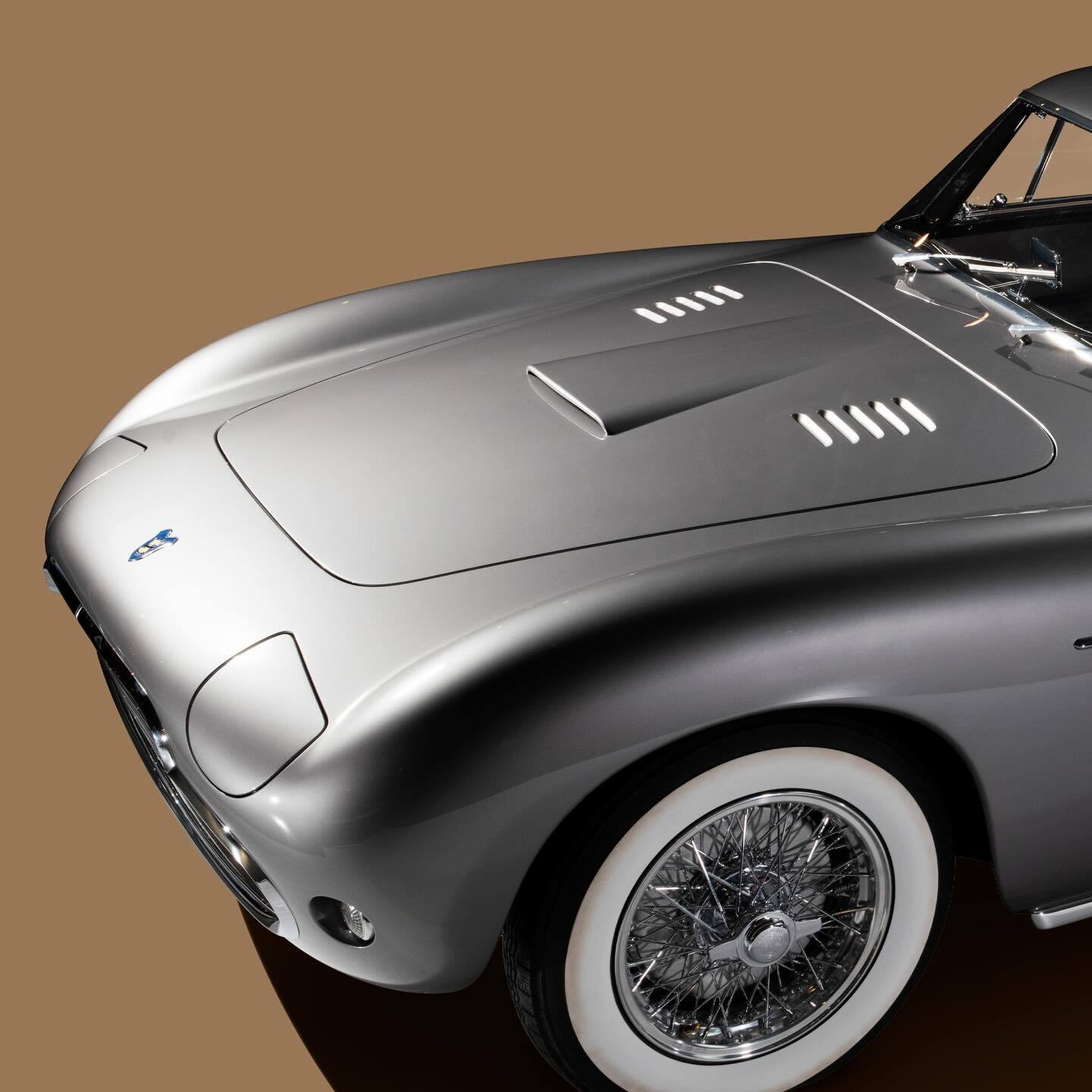 نمای جانبی خودروی کلاسیک سیاتا ۲۰۸ بالبو کوپه مدل ۱۹۵۳ برنده جایزه ظریفترین خودروی ورزشی در پبل بیچ ۲۰۲۵. نمای جانبی خودروی کلاسیک سیاتا ۲۰۸ بالبو کوپه مدل ۱۹۵۳ برنده جایزه ظریفترین خودروی ورزشی در پبل بیچ ۲۰۲۵.