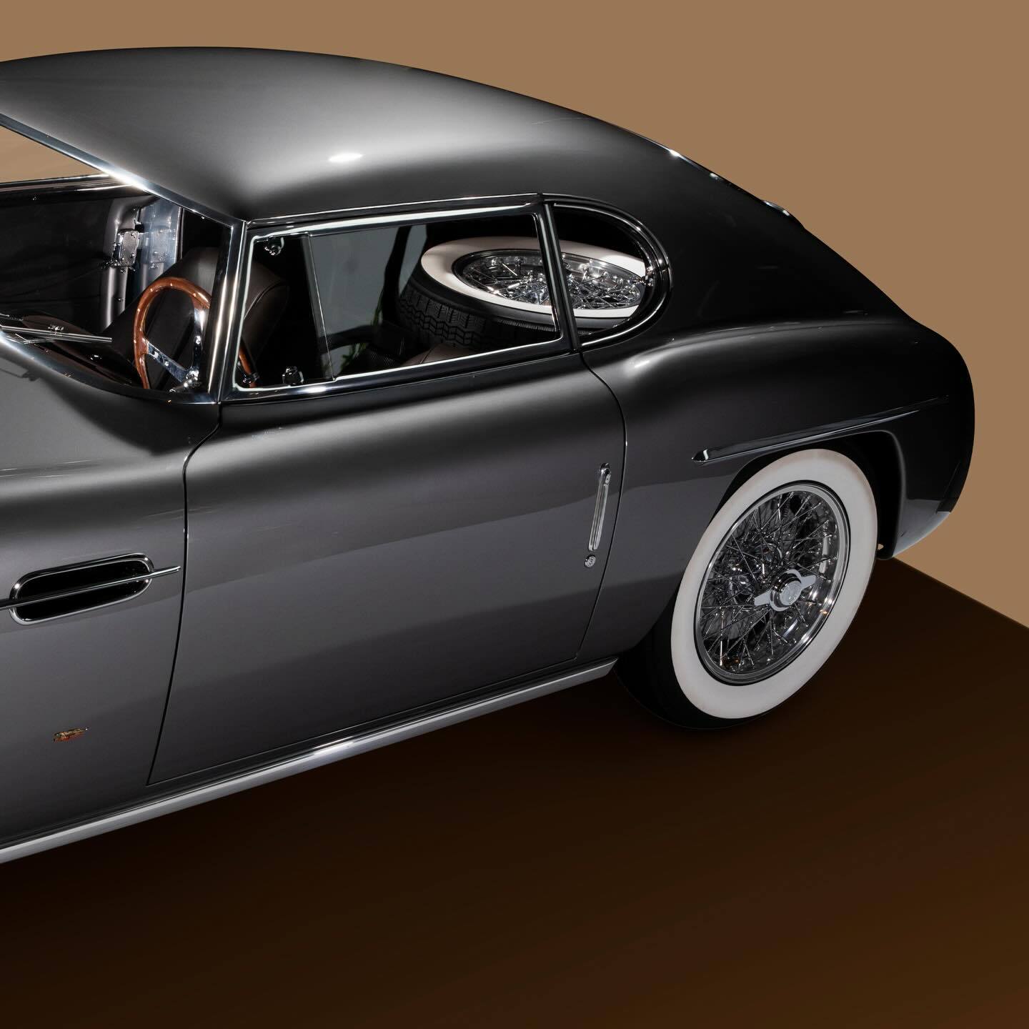 نمای جانبی خودروی کلاسیک سیاتا ۲۰۸ بالبو کوپه مدل ۱۹۵۳ برنده جایزه ظریفترین خودروی ورزشی در پبل بیچ ۲۰۲۵. نمای جانبی خودروی کلاسیک سیاتا ۲۰۸ بالبو کوپه مدل ۱۹۵۳ برنده جایزه ظریفترین خودروی ورزشی در پبل بیچ ۲۰۲۵.