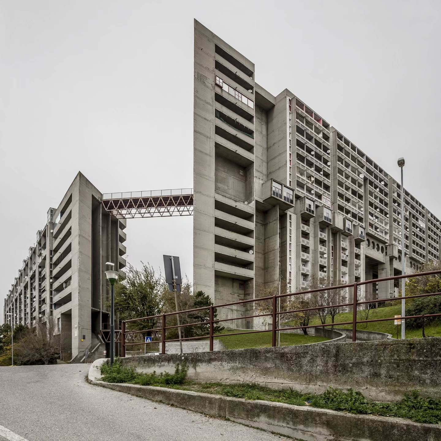 نمای عمومی و جزئیات بتنی مجتمع مسکونی روتزول ملارا در تریسته ایتالیا اثر کارلو چلی و داریو تونیون.