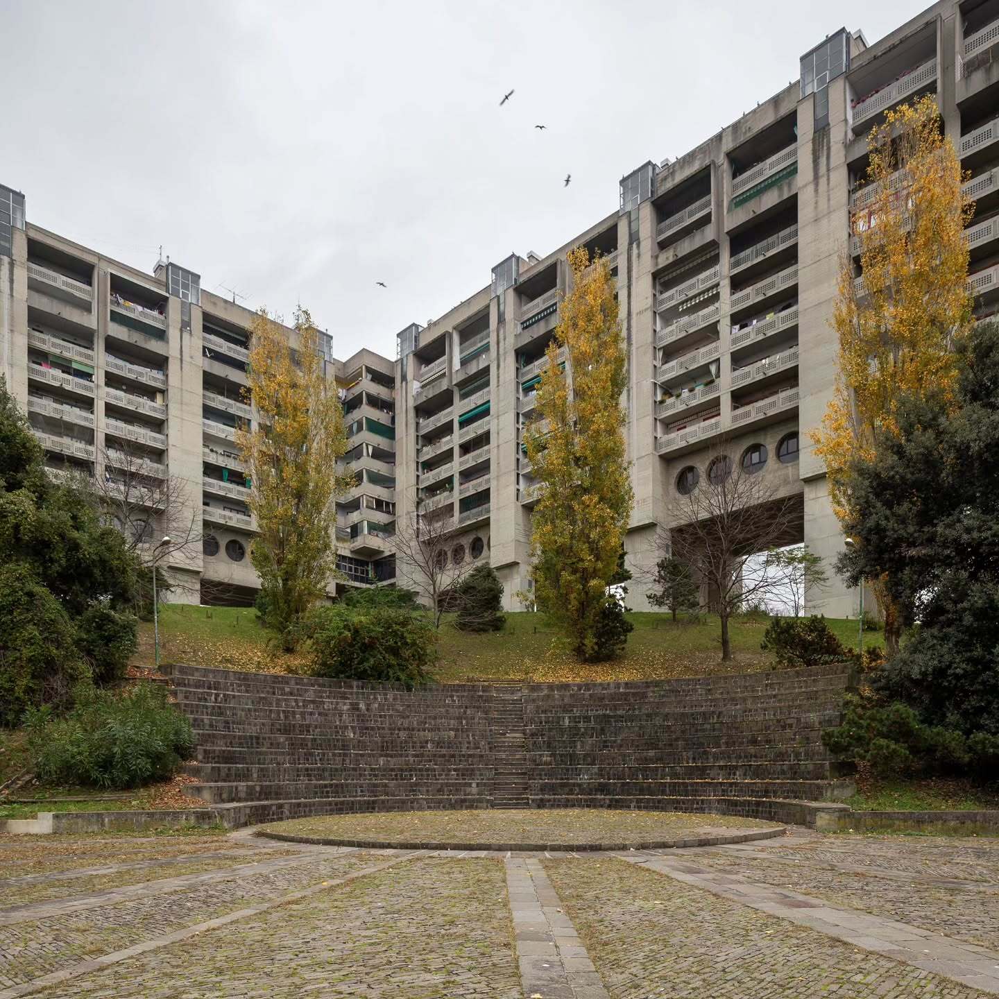 نمای عمومی و جزئیات بتنی مجتمع مسکونی روتزول ملارا در تریسته ایتالیا اثر کارلو چلی و داریو تونیون.