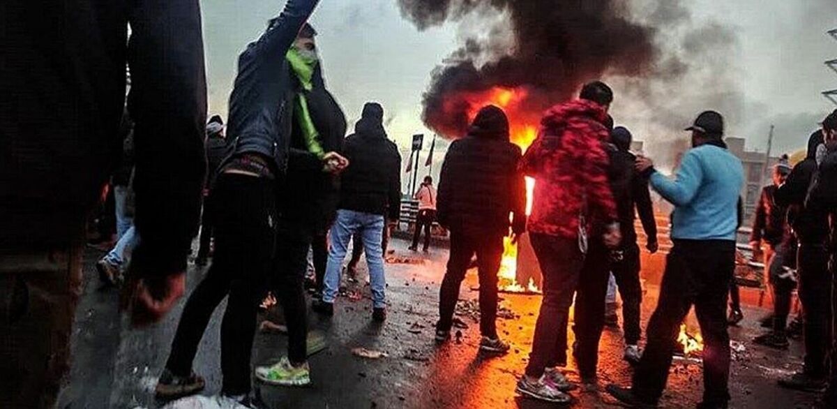 تصاویری از حمله به ساختمان شهرداری دامغان سمنان