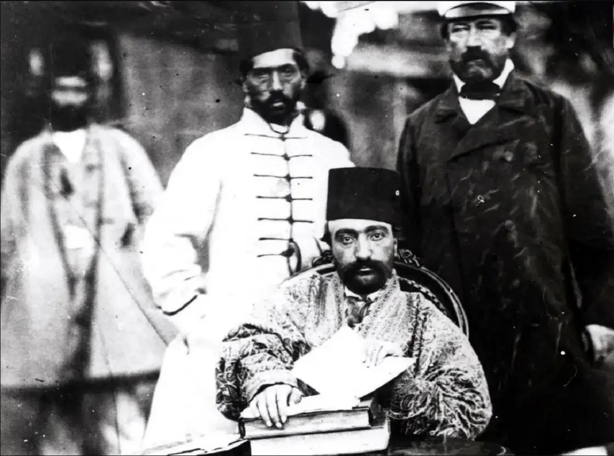 «ناصرالدین شاه» در کنار نوه اش «سید جواد امامی» (عکس)