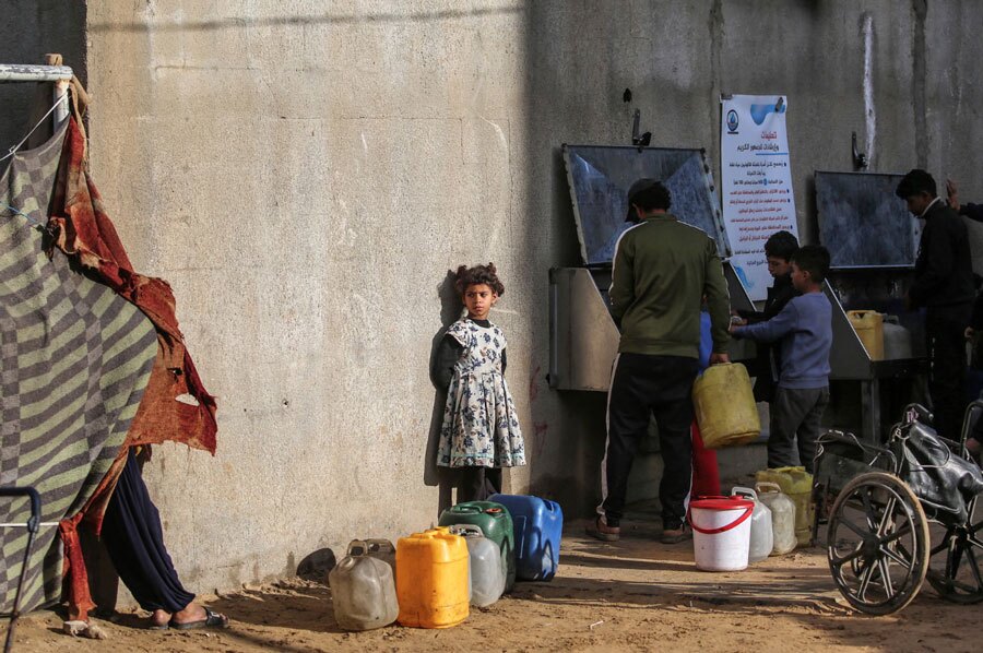 پر کردن آب از یک مخزن در اردوگاه نصیرات در شمال نوار غزه/ خبرگزاری فرانسه