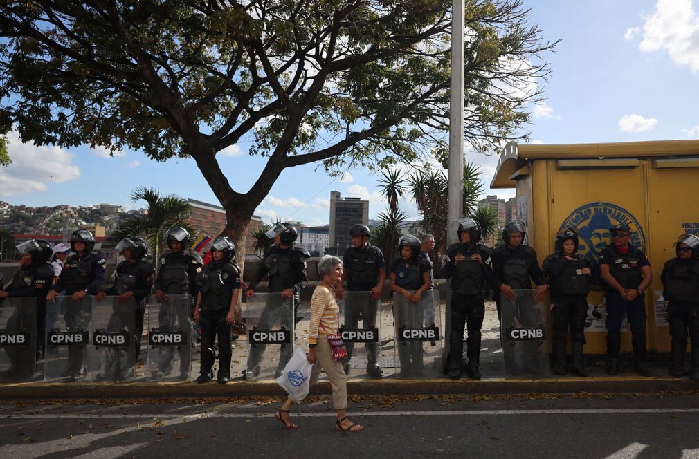 تظاهرات دهها هزار نفری در پایتخت ونزوئلا با درخواست آزادی مادورو/ EPA