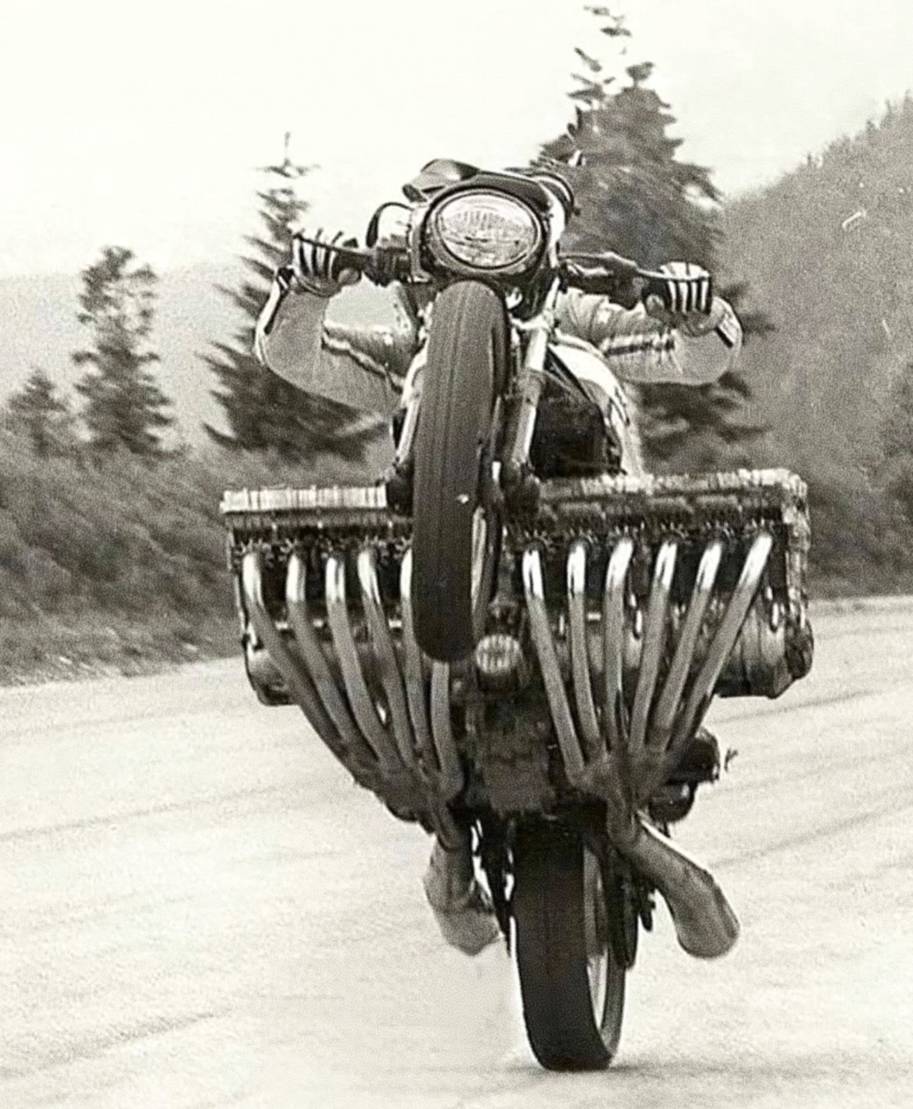 تصویر موتورسیکلت ۱۲ سیلندر هوندا CBX 1600 مدل ۱۹۷۸ در حال انجام حرکت تکچرخ توسط جاک مکویلی در مراسم رونمایی جهانی. تصویر موتورسیکلت ۱۲ سیلندر هوندا CBX 1600 مدل ۱۹۷۸ در حال انجام حرکت تکچرخ توسط جاک مکویلی در مراسم رونمایی جهانی.