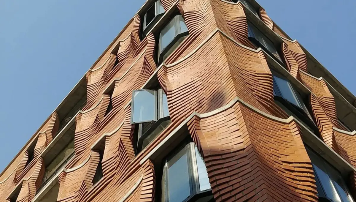 شاهکار معماری آجری در حیدرآباد هند / خطای دید در کار نیست! (+عکس)