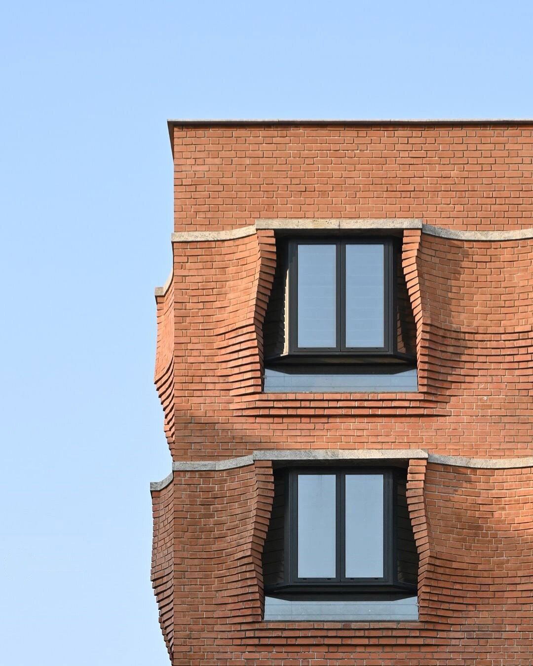 نمای نزدیک از آجرچینی پیش‌آمده و سایه‌بان‌های سنگی آپارتمان‌های سی‌ینا در حیدرآباد هند اثر سمیپ پادورا.