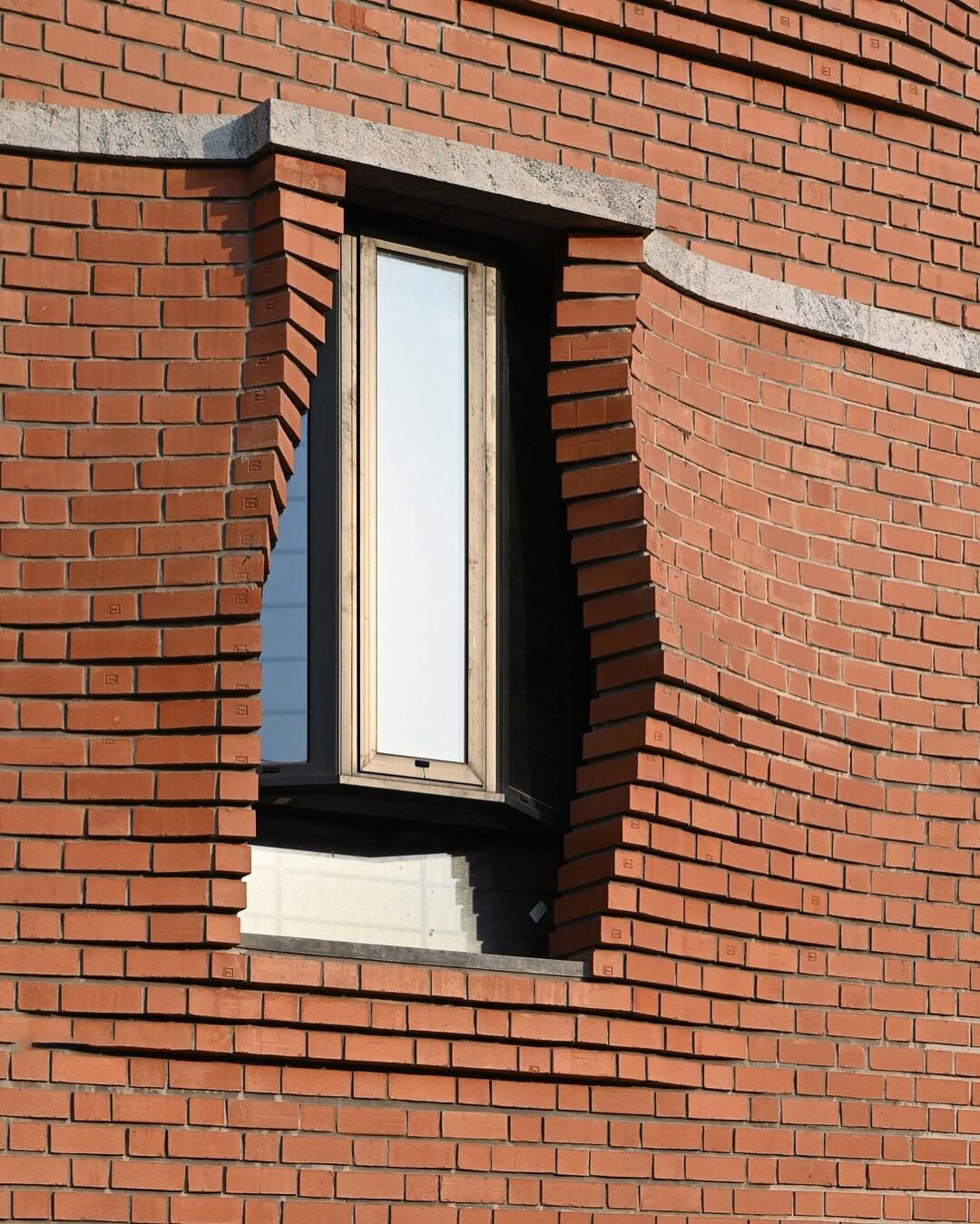 نمای نزدیک از آجرچینی پیش‌آمده و سایه‌بان‌های سنگی آپارتمان‌های سی‌ینا در حیدرآباد هند اثر سمیپ پادورا.