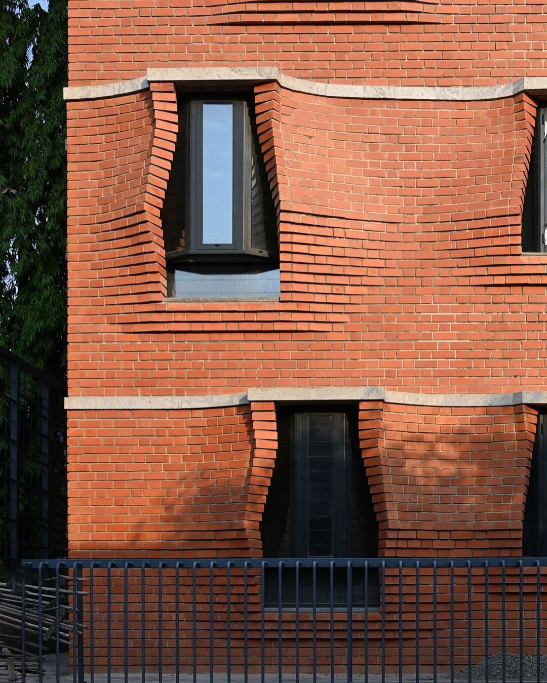 نمای نزدیک از آجرچینی پیش‌آمده و سایه‌بان‌های سنگی آپارتمان‌های سی‌ینا در حیدرآباد هند اثر سمیپ پادورا.