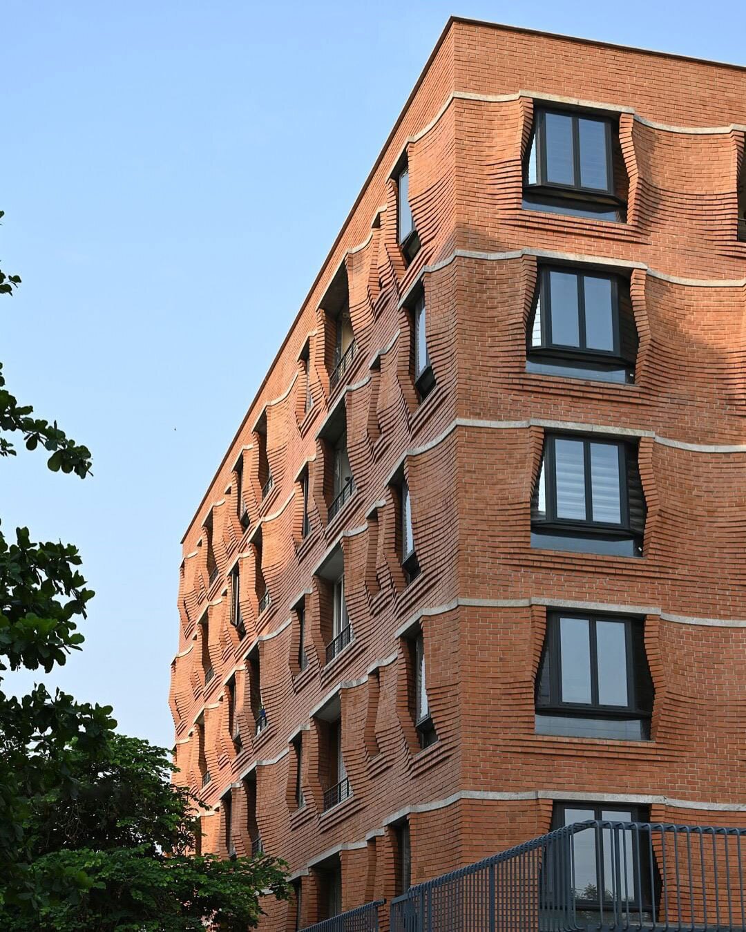 نمای نزدیک از آجرچینی پیش‌آمده و سایه‌بان‌های سنگی آپارتمان‌های سی‌ینا در حیدرآباد هند اثر سمیپ پادورا.