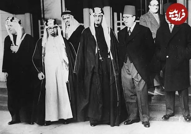 «ملک فیصل، پادشاه عربستان» در مقابل هتل محل اقامت اش در مصر؛ سال 1317