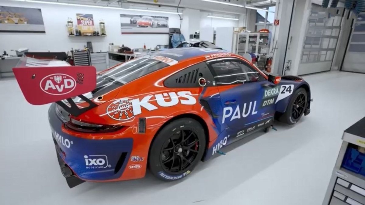 مراحل دیدنی بازسازی کامل پورشه ۹۱۱ GT۳R در آلمان