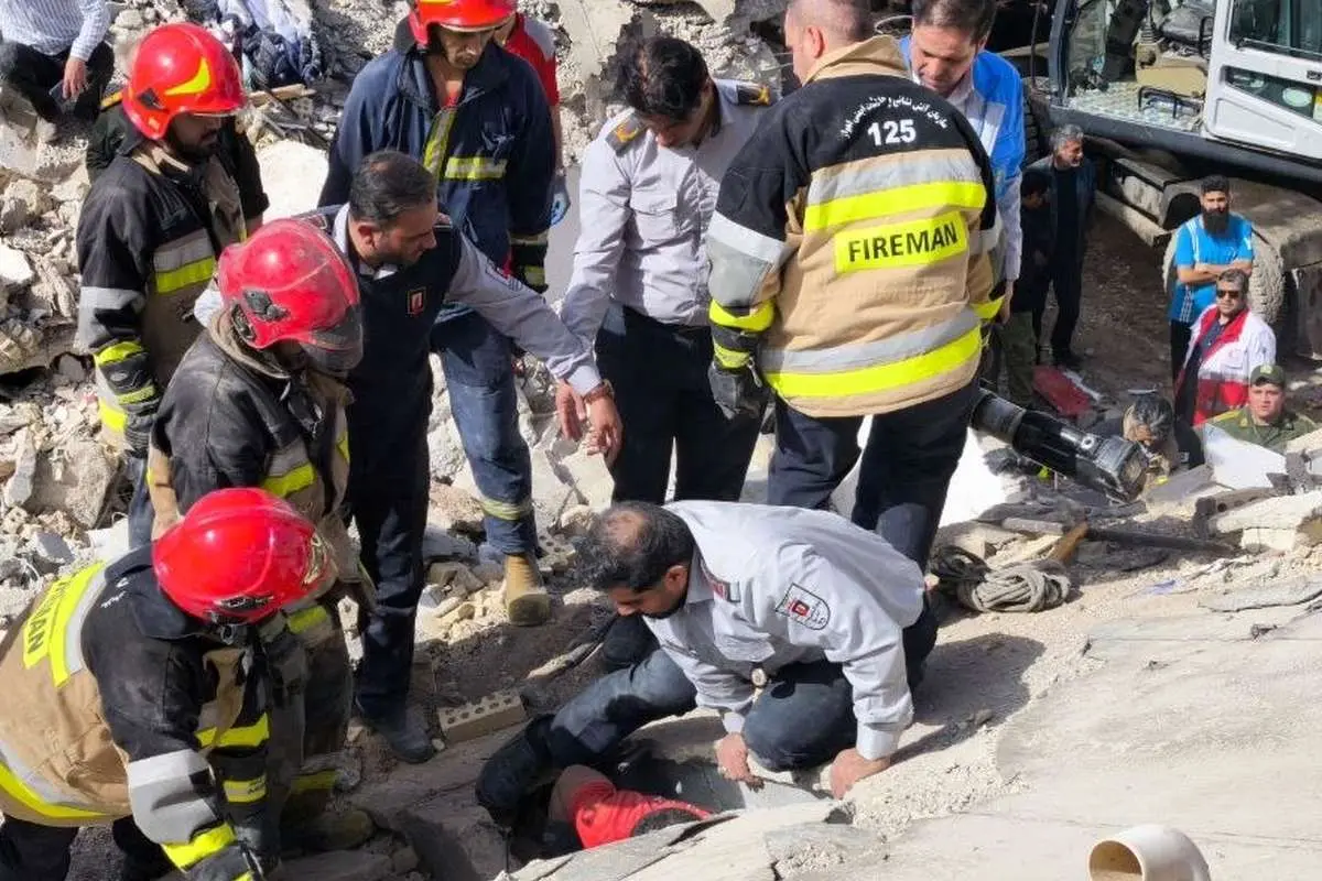 محل انفجار گاز شهری اهواز و آتش نشانان