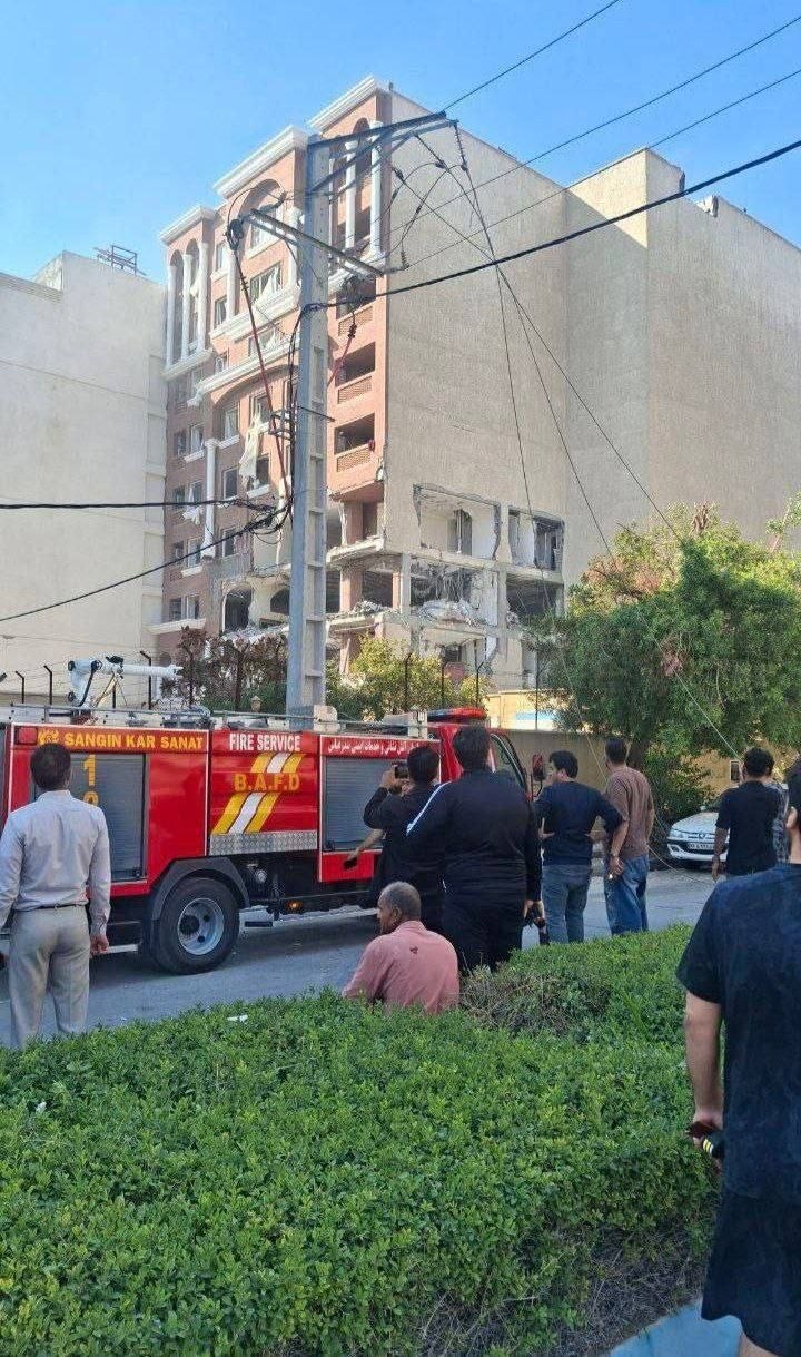 خودروهای امدادی در محل انفجار بندر عباس