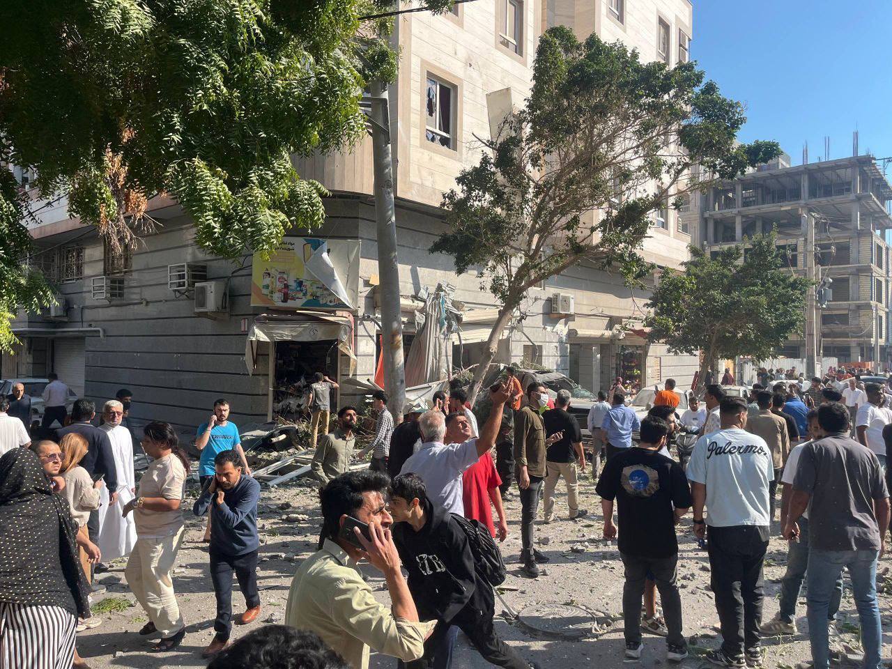 مردم در محل انفجار بندرعباس جمع شده اند