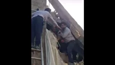 نجات کودک گرفتار زیر آوار پس از انفجار گاز در اهواز