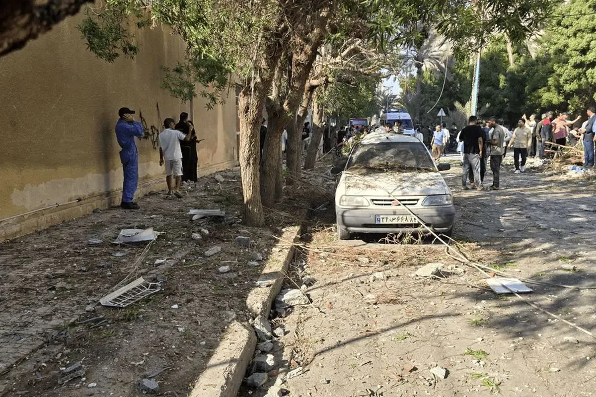 آثار انفجار ساختمان مسکونی در خیابانی در بندر عباس