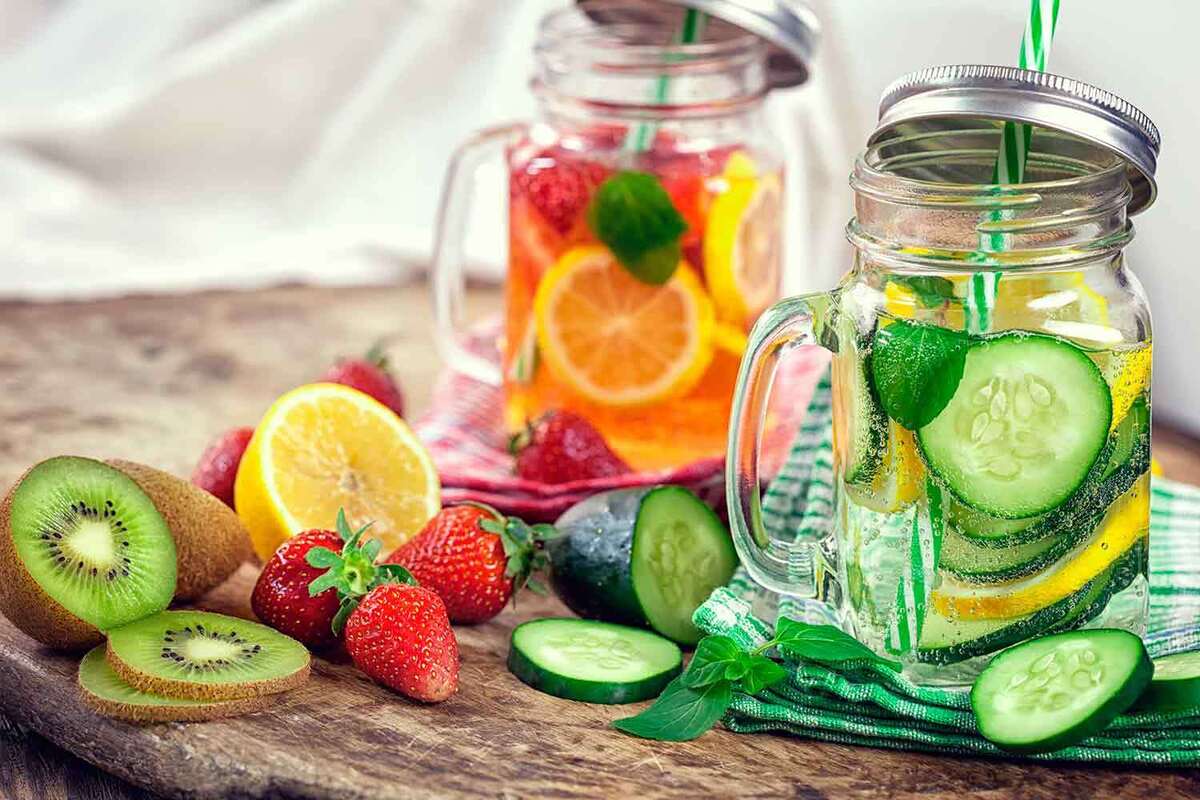 خداحافظی با طعم تکراری آب/ ۸ افزودنی جادویی؛ از زردچوبه تا فلفل سیاه دم کرده