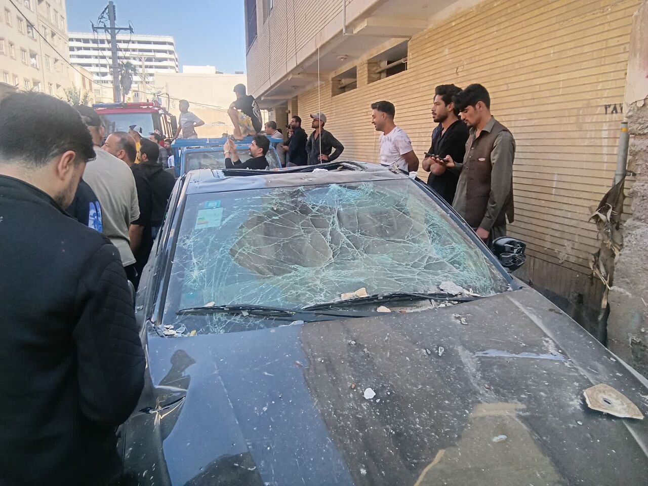 اعزام ۸ دستگاه آمبولانس و یک اتوبوس‌ آمبولانس به محل انفجار در بندرعباس