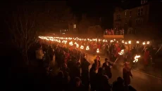 جشنواره آتشین وایکینگ‌ها در جزایر اسکاتلند