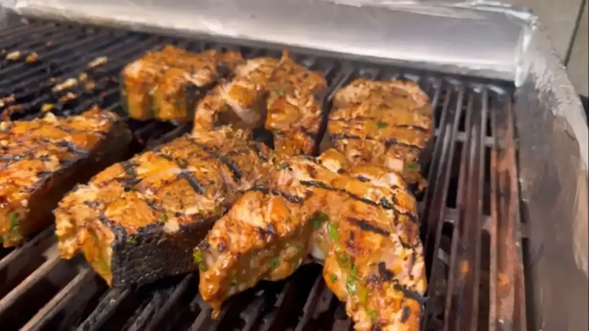 غذای خیابانی ایران و کباب دلفین ماهی غول پیکر