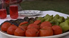 غذای روستایی آذربایجان با دلمه بادمجان، گوجه و فلفل