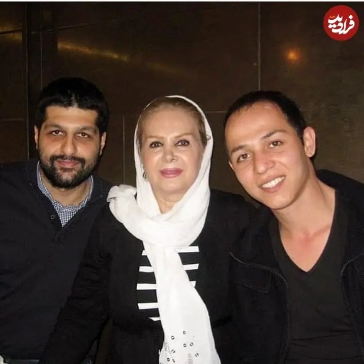 «شورانگیز طباطبایی» در کنار پسرش «باران صالح علاء»؛ سال 99 «شورانگیز طباطبایی» در کنار پسرش «باران صالح علاء»؛ سال 99