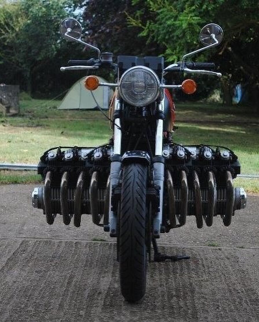 در سال ۱۹۷۸، هوندا با ساخت یک پیشرانه ۱۲ سیلندر برای موتورسیکلت خیابانی CBX، منتقدان را شگفت‌زده کرد.