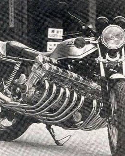 در سال ۱۹۷۸، هوندا با ساخت یک پیشرانه ۱۲ سیلندر برای موتورسیکلت خیابانی CBX، منتقدان را شگفت‌زده کرد.