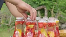 غذای روستایی در آذربایجان؛ آموزش تهیه مربای توت فرنگی