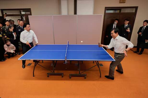 پینگ پنگ بازی وزیران دفاع کره و ژاپن (+ عکس)
