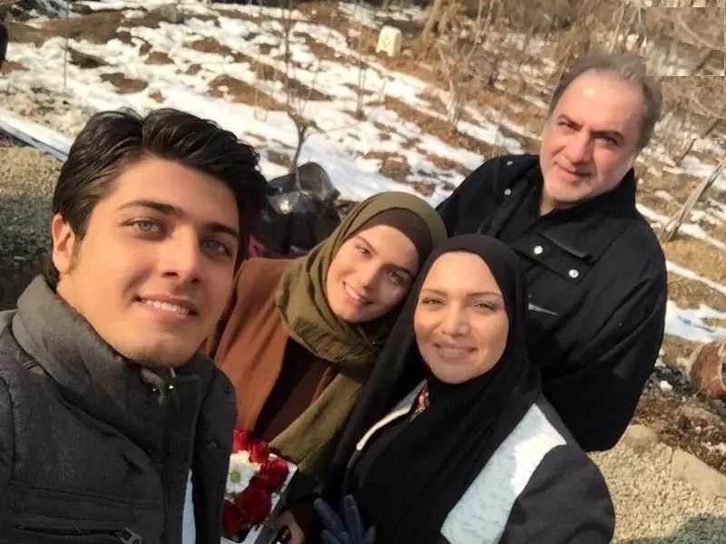 غزاله اکرمی بازیگر نقش سوجان را در پشت‌صحنه سریال «هست و نیست»