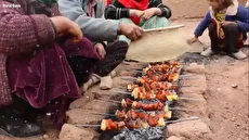 پخت جوجه کباب روستایی در هوای برفی افغانستان