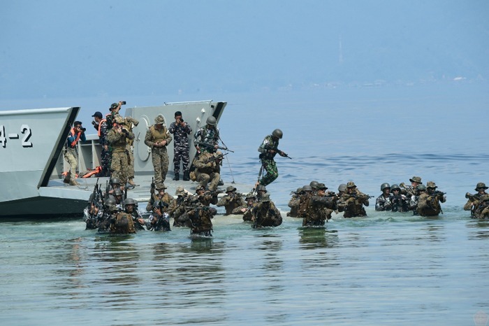 نیروی دریایی اندونزی (TNI-AL) با حدود ۲۴۵ فروند شناور، دومین ناوگان بزرگ آسیاست و به دلیل موقعیت منطقهای قوی و تلاشهای مداوم برای نوسازی شناخته شده است. نیروی دریایی اندونزی (TNI-AL) با حدود ۲۴۵ فروند شناور، دومین ناوگان بزرگ آسیاست و به دلیل موقعیت منطقهای قوی و تلاشهای مداوم برای نوسازی شناخته شده است.