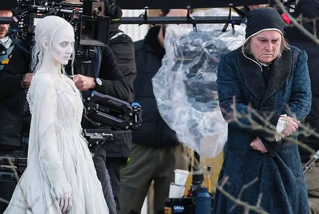 جانی دپ در نقش اسکروج در پشت صحنه فیلم