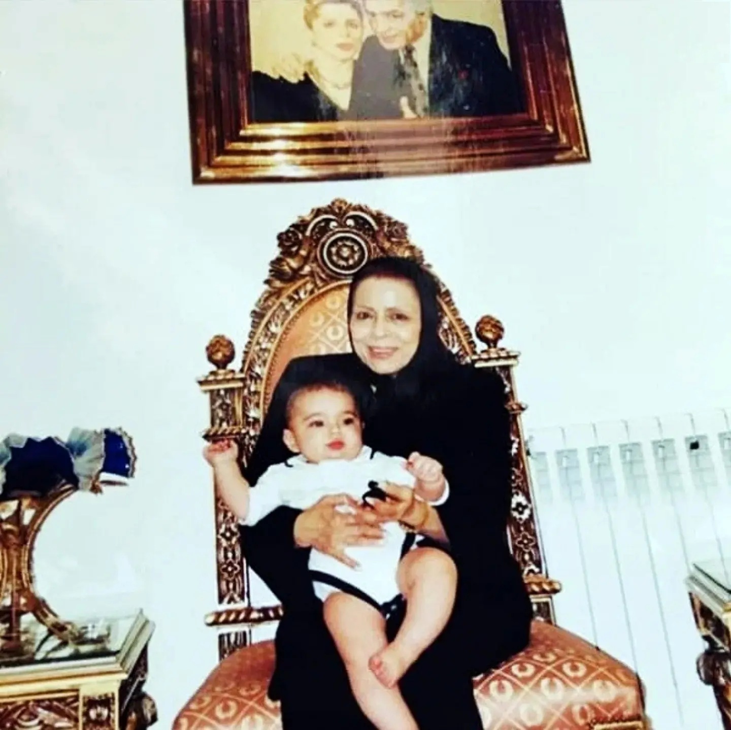 «مهری خمارلو، همسر فردین» در کنار نوه اش