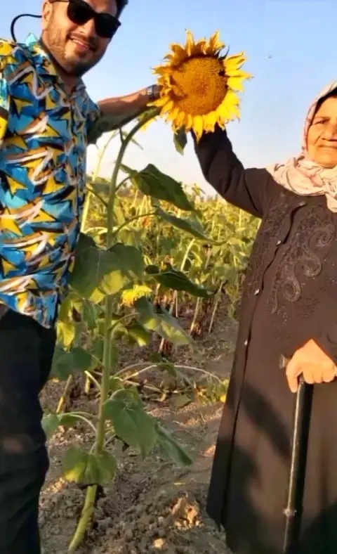 «عسل خاله» سریال پایتخت به همراه پسرش در یک مزرعه