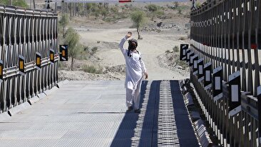 از آدم&zwnj;هایی که نمی&zwnj;دانند اینترنت قطع شده چه خبر ؟ وقتی به پل&zwnj;ها فکر می&zwnj;کنند !