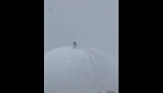 کارمندی که از روی بالن برف پاک می‌کند