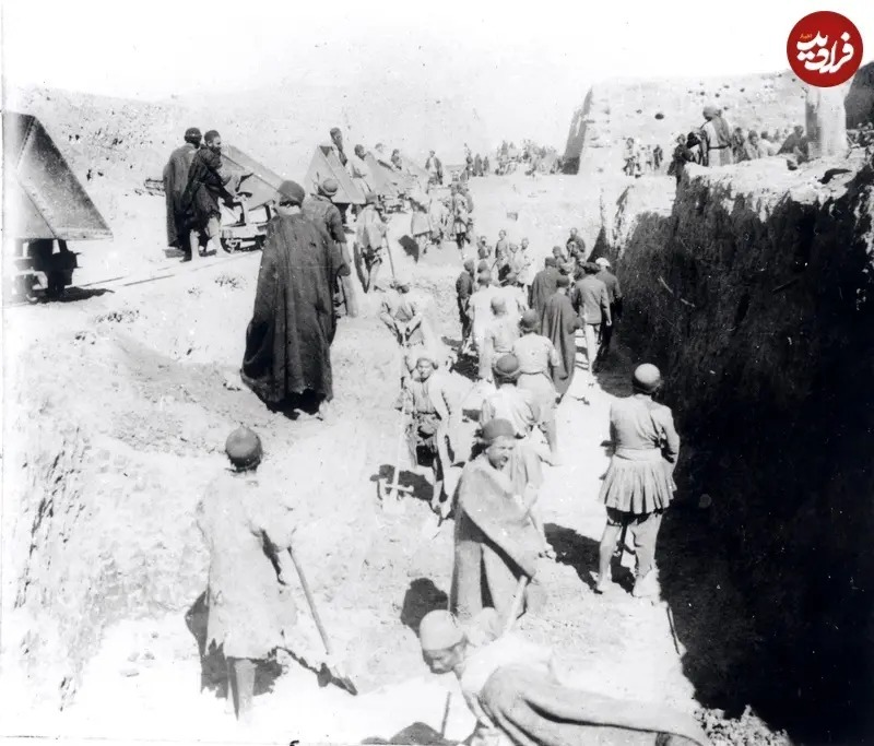 در اینجا تصویری از یک عملیات حفاری باستان شناسی در استان خوزستان را در دوران حکومت قاجار ملاحظه می‌کنید. این کاوش به سرپرستی یک کاوشگر فرانسوی انجام می‌شد.