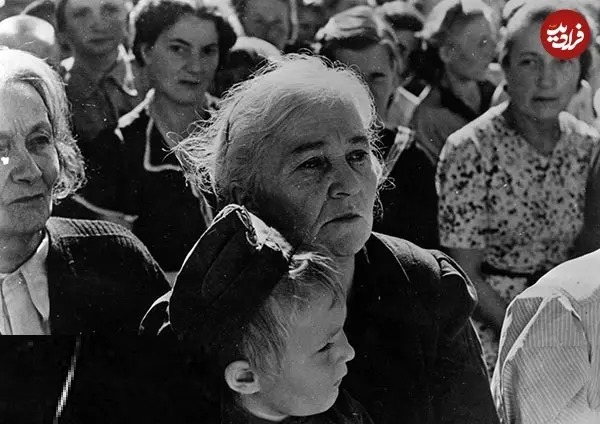 پناهندگان لهستانی را که در حدود سال 1945 از اردوگاه‌های کار اجباری روسیه به یک اردوگاه ایرانی فرستاده شده بودند