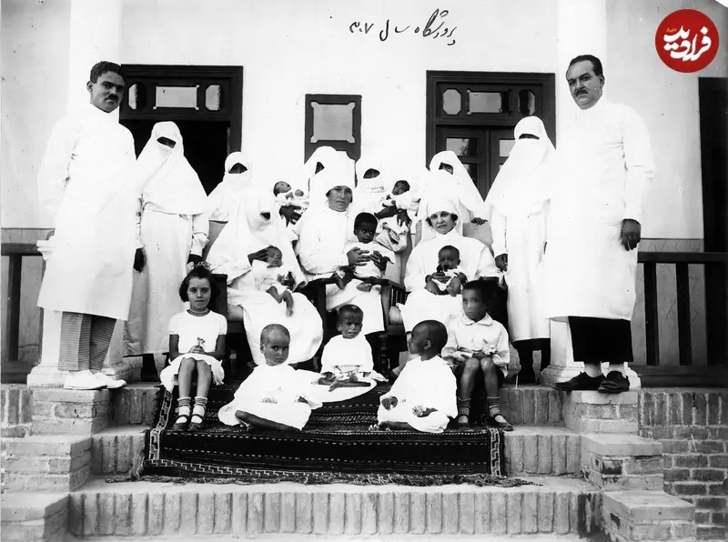 در اینجا تصویری از کارکنان و کودکان یک پرورشگاه را در سال 1307 شمسی ملاحظه می‌کنید. به نظر می‌رسد برخی از مسئولان این پرورشگاه اروپایی بوده‌اند (از جمله دو زنی که در میانۀ تصویر دیده می‌شوند).