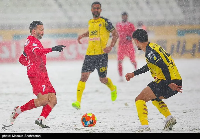 تتوپ رنگی در بازی پرسپولیس زیر برف