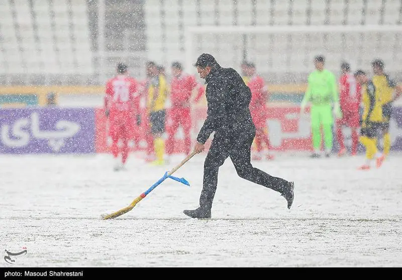 پارو در بازی پرسپولیس زیر برف