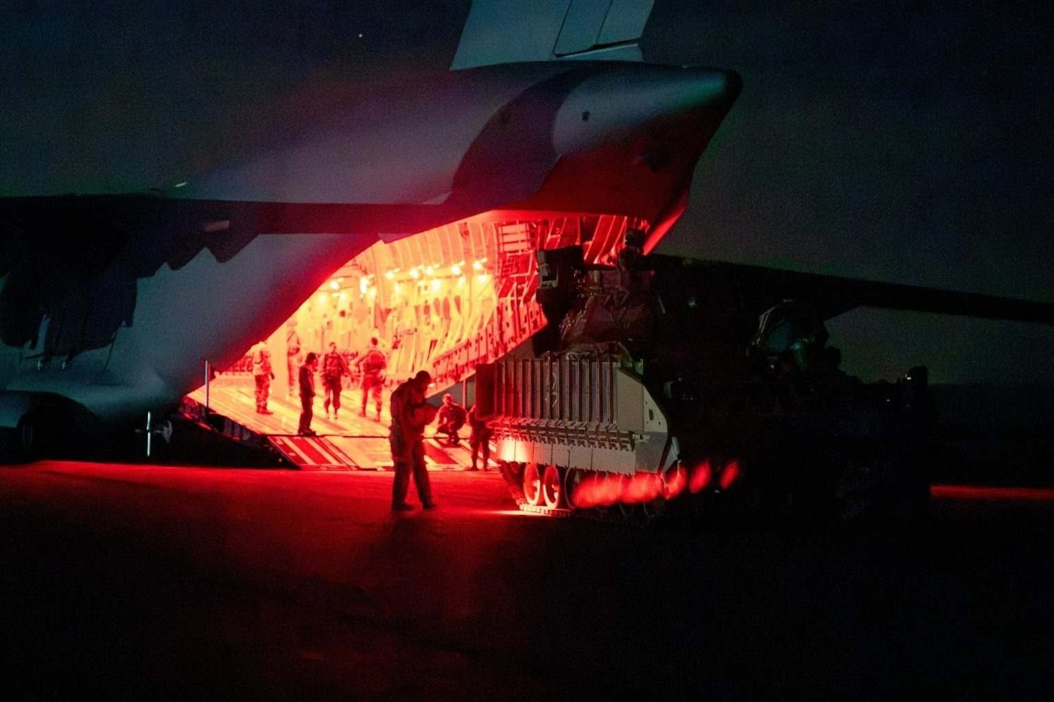 تانکهای M1 آبرامز و خودروهای M2A3 بردلی ستون فقرات تشکیلات زرهی آمریکا را تشکیل میدهند و تواناییهای ترکیبی رزم را بهبود میبخشند. تانکهای M1 آبرامز و خودروهای M2A3 بردلی ستون فقرات تشکیلات زرهی آمریکا را تشکیل میدهند و تواناییهای ترکیبی رزم را بهبود میبخشند.