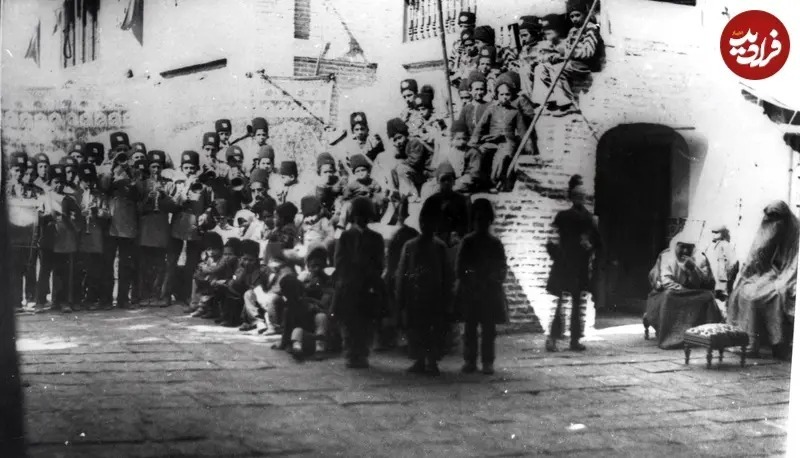 در تصویریک گروه موسیقی متشکل از کودکان و نوجوانان را که در دوران حکومت ناصرالدین شاه در حیاط کاخ مشغول تمرین هستند ملاحظه می‌کنید. چند نفر از زنان حرمسرا نیز در سمت راست تصویر دیده می‌شوند.